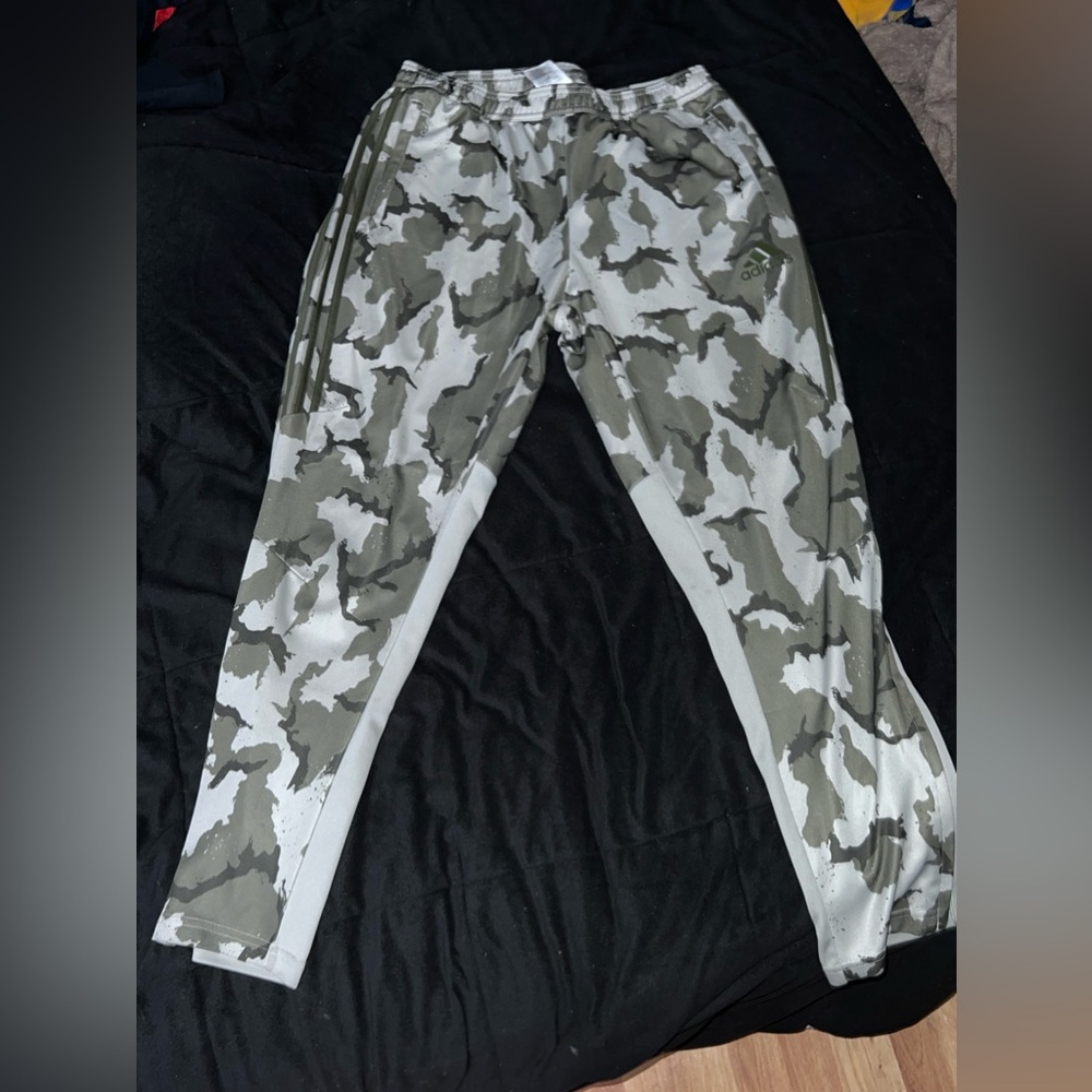 Camo Adidas trio 24 training pants. Size xl